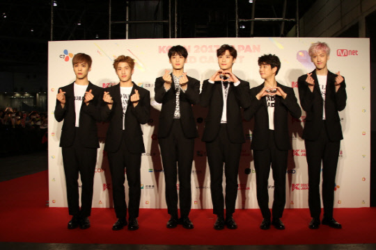 그룹 아스트로가 19일 오후 일본 마쿠하리 메세에서 열린 '케이콘 2017 JAPAN' 레드카펫 행사에 참여해 포즈를 취하고 있다. <CJ E&M 제공>